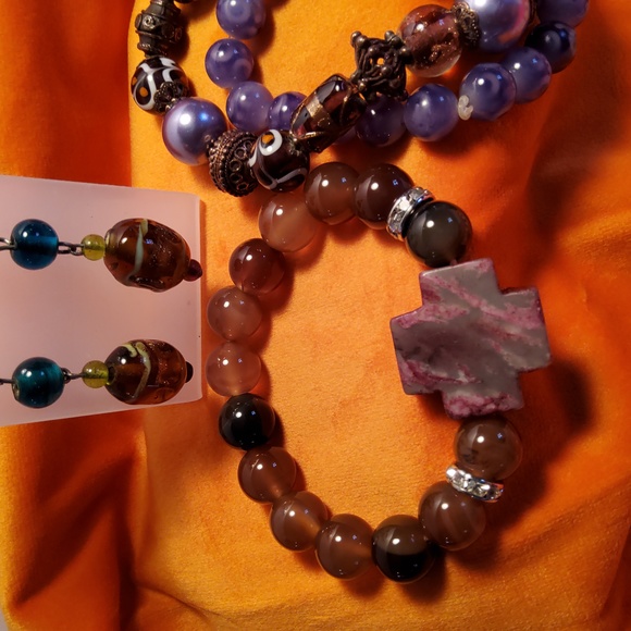 Beautiful glass stretch bracelets, one pair of glass beads earrings. - Picture 2 of 12